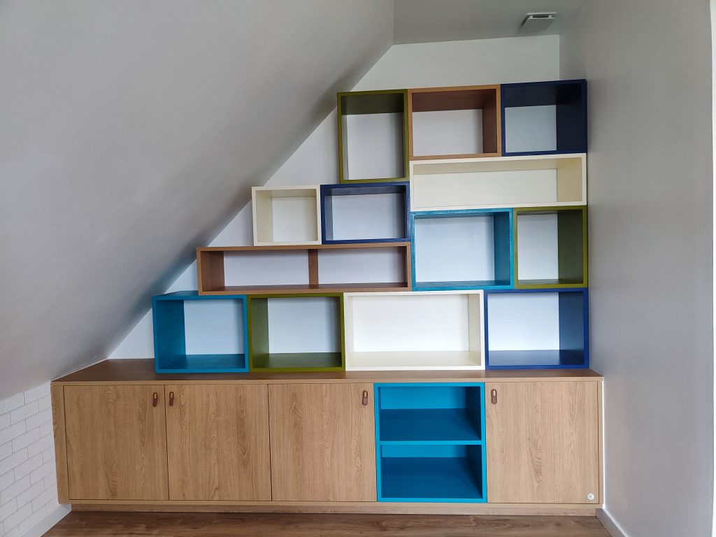 bibliothèque originale et colorée