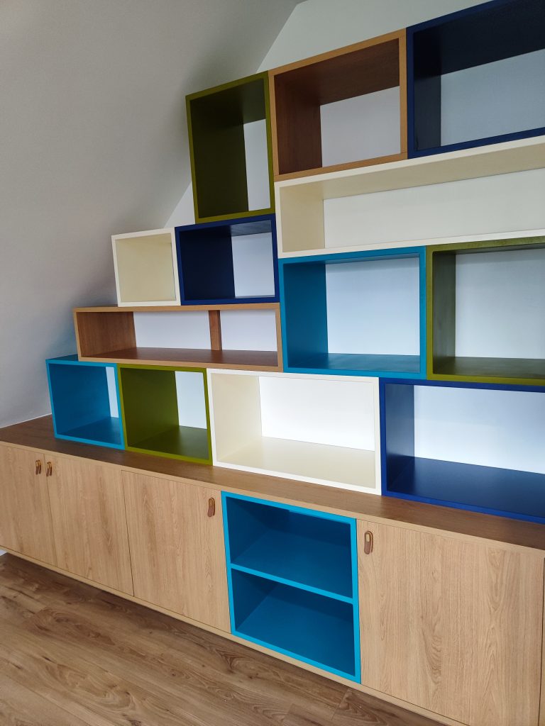 bibliothèque originale et colorée